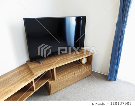 リビングに置いてある家電のテレビ 110137903