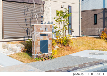 宅配ボックスがある玄関 110138181