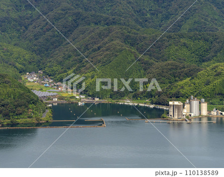 高台から見る舞鶴湾の入り江 110138589