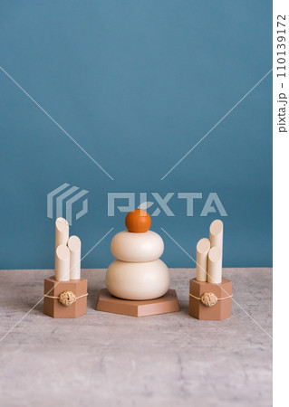 シンプルでおしゃれなお正月飾り　鏡餅　門松 110139172