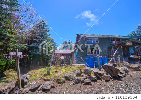 春の長野県芽野市蓼科山の将軍平にある山小屋 春の長野県芽野市蓼科山の将軍平にある山小屋 110139564