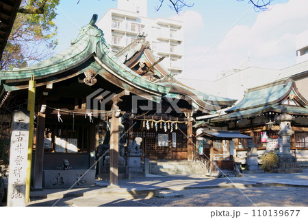 高牟神社（恋の三社巡り）　手水舎と拝殿3 110139677