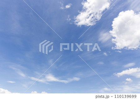 夏の空、青空と雲の風景 夏の空、青空と雲の風景 110139699