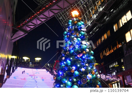 師走の京都駅ビル大階段とクリスマスツリー 師走の京都駅ビル大階段とクリスマスツリー 110139704