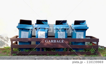 Garbage or recycling bin for collecting recycled materials Garbage or recycling bin for collecting recycled materials 110139969