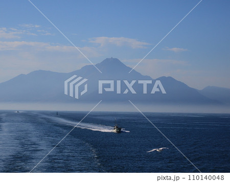 島原湾から見た雲仙普賢岳 島原湾から見た雲仙普賢岳 110140048