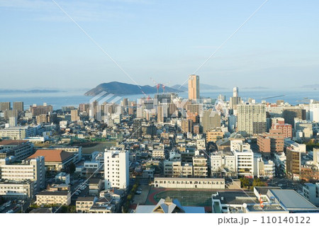 香川県庁展望台から見た高松市街地とサンポート、女木島方面 香川県庁展望台から見た高松市街地とサンポート、女木島方面 110140122