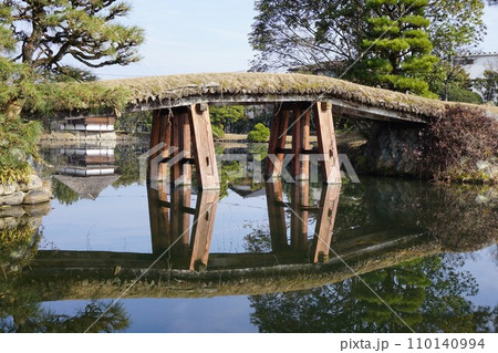 岡山県津山市にある回遊式日本庭園「衆楽園」：池にかかる土橋 110140994