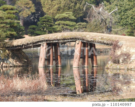 岡山県津山市にある回遊式日本庭園「衆楽園」：池にかかる土橋 110140997