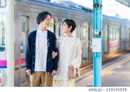 電車で旅行に出かける若いカップル 撮影協力「京王電鉄株式会社」 電車で旅行に出かける若いカップル 撮影協力「京王電鉄株式会社」 110141056