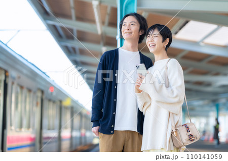駅でスマホを見る若いカップル 撮影協力「京王電鉄株式会社」 駅でスマホを見る若いカップル 撮影協力「京王電鉄株式会社」 110141059