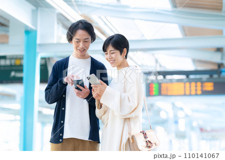駅でスマホを見る若いカップル 撮影協力「京王電鉄株式会社」 駅でスマホを見る若いカップル 撮影協力「京王電鉄株式会社」 110141067