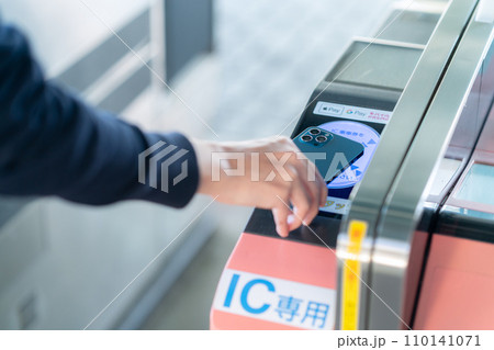 スマホで改札を通る若い男性　撮影協力「京王電鉄株式会社」 110141071