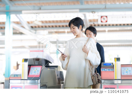 スマホで改札を通る若いカップル　撮影協力「京王電鉄株式会社」 110141075