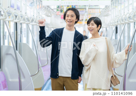 電車でデートに行く若いカップル　撮影協力「京王電鉄株式会社」 110141096