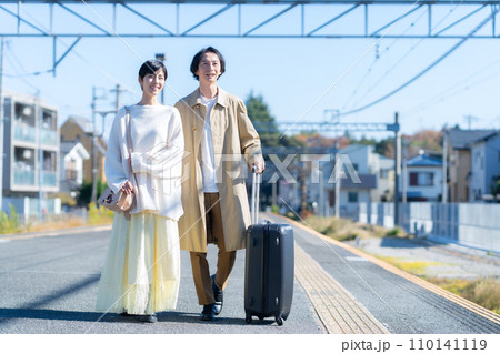 電車で旅行に出かける若いカップル　撮影協力「京王電鉄株式会社」 110141119