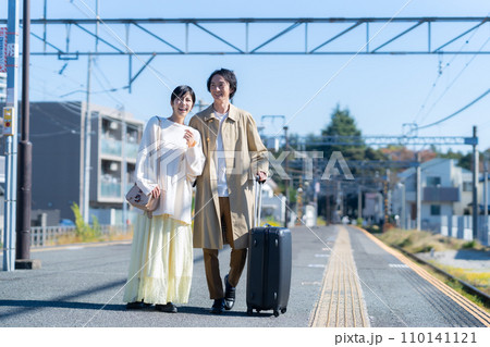 電車で旅行に出かける若いカップル　撮影協力「京王電鉄株式会社」 110141121