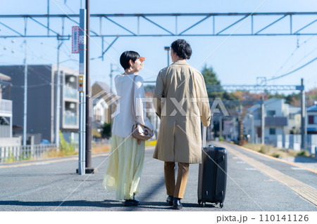 電車で旅行に出かける若いカップル 撮影協力「京王電鉄株式会社」 電車で旅行に出かける若いカップル 撮影協力「京王電鉄株式会社」 110141126