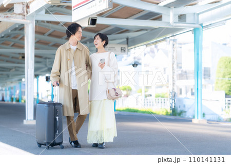 電車で旅行に出かける若いカップル 撮影協力「京王電鉄株式会社」 電車で旅行に出かける若いカップル 撮影協力「京王電鉄株式会社」 110141131