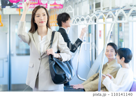 電車で通勤する若いビジネスウーマン 撮影協力「京王電鉄株式会社」 電車で通勤する若いビジネスウーマン 撮影協力「京王電鉄株式会社」 110141140