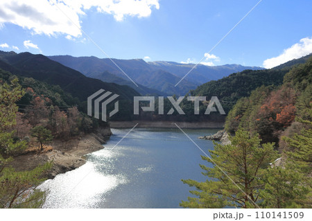 秋から冬にかけての少雨で水位が下がった別子ダムから笹ヶ峰山系の平家平と冠山を望む 110141509
