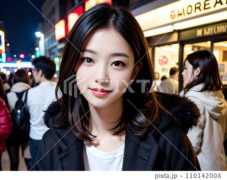 黒いフード付きコートの女性と大勢の人で賑わう夜の街(生成AI) 黒いフード付きコートの女性と大勢の人で賑わう夜の街(生成AI) 110142008