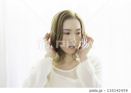 茶髪の女性のバストアップのポートレート 茶髪の女性のバストアップのポートレート 110142459