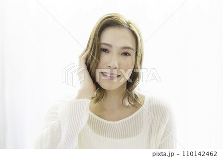 茶髪の女性のバストアップのポートレート 110142462