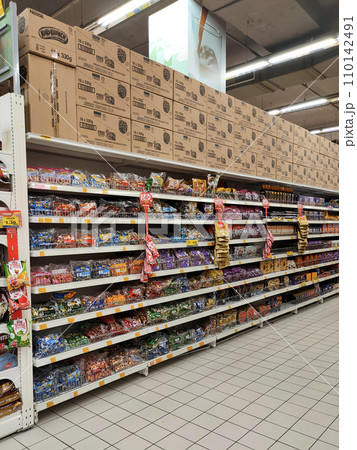 MELAKA, MALAYSIA -APRIL 19, 2022: Selective focused on packed miscellaneous brand junk foods and snacks on the rack and display for sale in the supermarket. Each has its own price tag. MELAKA, MALAYSIA -APRIL 19, 2022: Selective focused on packed miscellaneous brand junk foods and snacks on the rack and display for sale in the supermarket. Each has its own price tag. 110142491