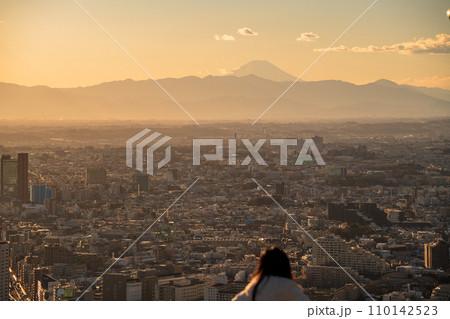 （東京都）渋谷から眺める西東京・富士山遠望　夕景 110142523