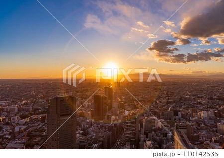 （東京都）渋谷から眺める西東京・富士山遠望　夕景 110142535