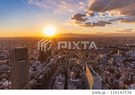 （東京都）渋谷から眺める西東京・富士山遠望　夕景 110142536