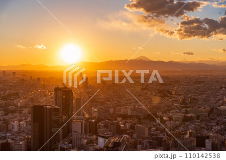 (東京都)渋谷から眺める西東京・富士山遠望 夕景 (東京都)渋谷から眺める西東京・富士山遠望 夕景 110142538