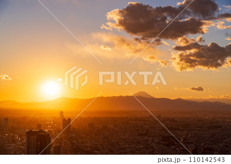 （東京都）渋谷から眺める西東京・富士山遠望　夕景 110142543
