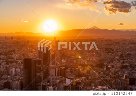 (東京都)渋谷から眺める西東京・富士山遠望 夕景 (東京都)渋谷から眺める西東京・富士山遠望 夕景 110142547
