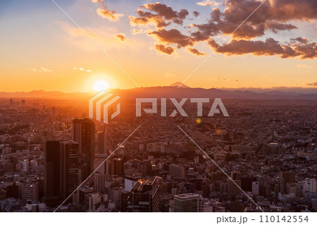 （東京都）渋谷から眺める西東京・富士山遠望　夕景 110142554