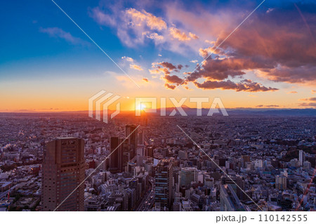（東京都）渋谷から眺める西東京・富士山遠望　夕景 110142555