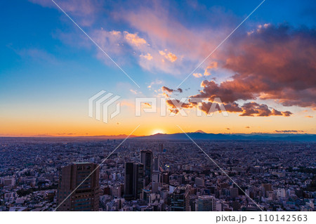 （東京都）渋谷から眺める西東京・富士山遠望　夕景 110142563