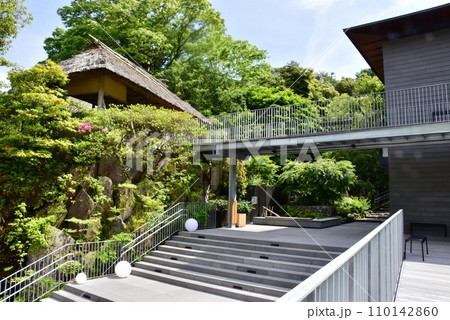 湯河原町　万葉公園湯河原惣湯玄関テラスエントランスと新緑と足湯 110142860