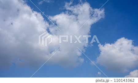 青空に流れる白い雲 110143362