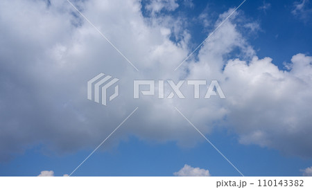 青空に流れる白い雲 110143382