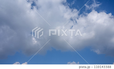 青空に流れる白い雲 110143388