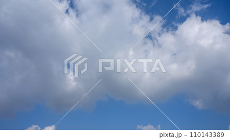 青空に流れる白い雲 110143389