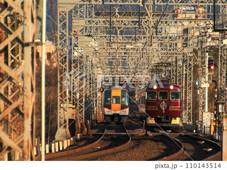 世界遺産の奈良平城宮跡内を走行する近鉄の特急列車すれ違い 世界遺産の奈良平城宮跡内を走行する近鉄の特急列車すれ違い 110143514