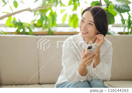 女性　スマートフォン 110144163