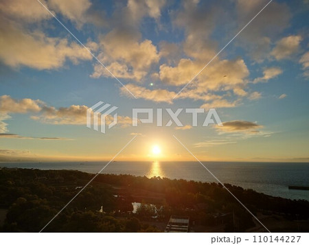 海からの日の出 110144227