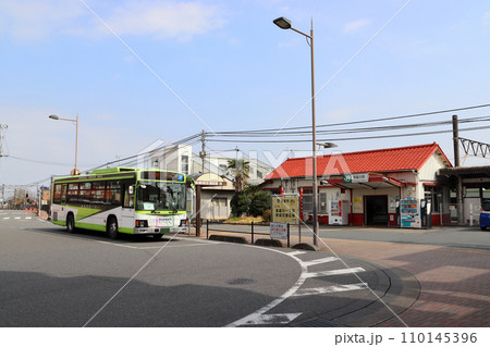 JR八高線高麗川駅前に停車中の国際興業バス(埼玉県日高市) JR八高線高麗川駅前に停車中の国際興業バス(埼玉県日高市) 110145396