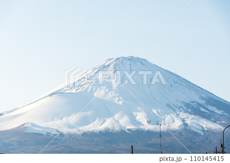 快晴の空の下の雪を広くかぶった富士山 白と茶色のコントラストの冬の富士山 快晴の空の下の雪を広くかぶった富士山 白と茶色のコントラストの冬の富士山 110145415