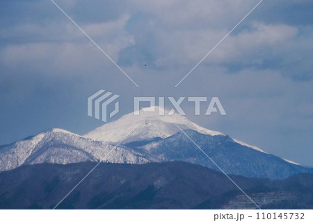 周りの山の雪が溶ける中、早池峰山は白銀の頂き 周りの山の雪が溶ける中、早池峰山は白銀の頂き 110145732