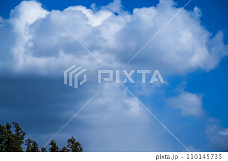 巨大な雨雲 110145735